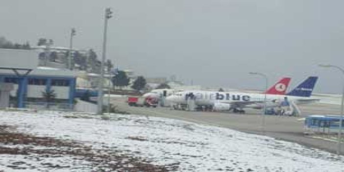 Trabzon'da kar hava trafiğini de aksattı