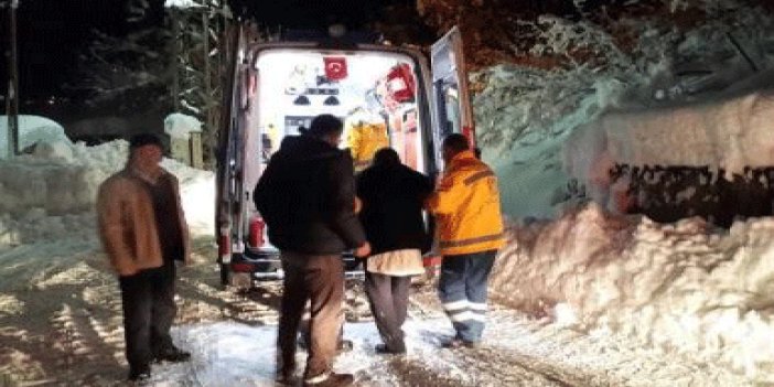 Kar nedeniyle evlerinde mahsur kalan yaşlı çift kurtarıldı
