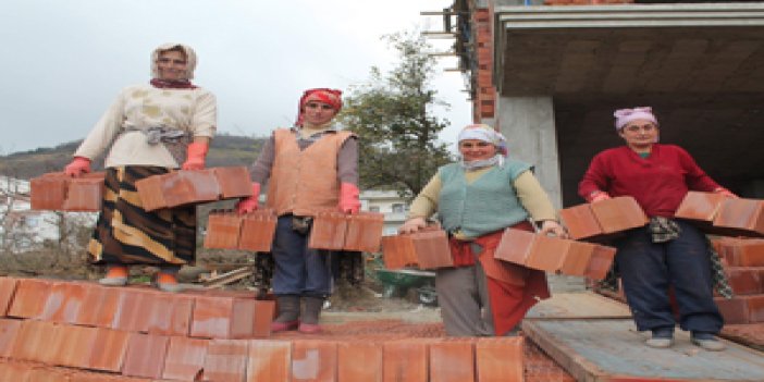 Trabzon inşaatında tuğlayı kadınlar taşıyor