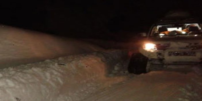 Artvin'de kar yağışı yolları kapattı