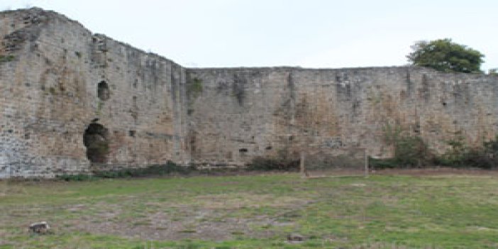Trabzon'da 700 yıllık kale çöplük oldu