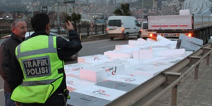 Trabzon'da fırtına Tırın yükünü uçurdu