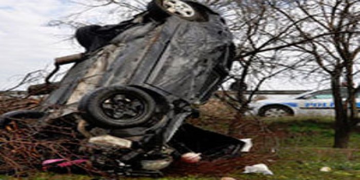 Kaza yapan otomobil ağaçta asılı kaldı