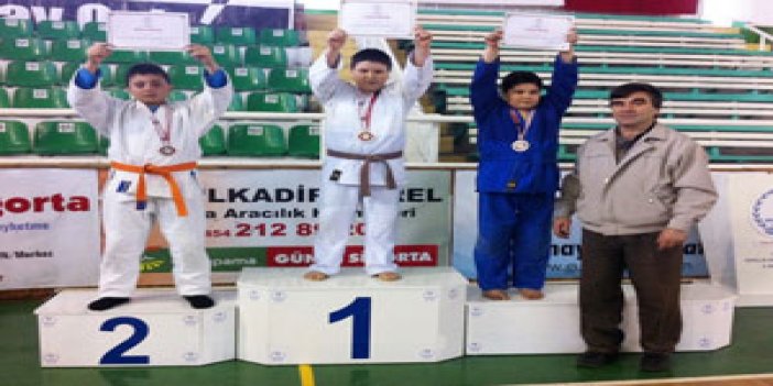 Rizeli judocular Giresun'da madalyaları topladı