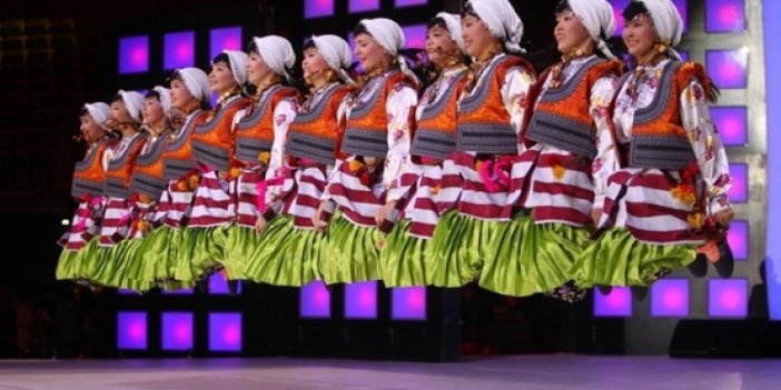Kırgız Kızlarının Muhteşem Horonu