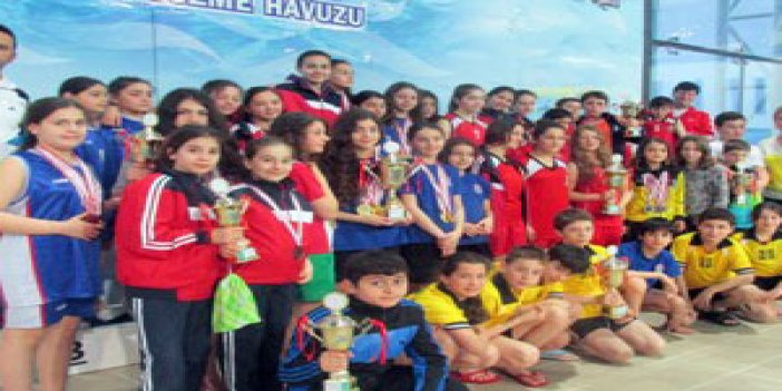 Trabzon'da minik yüzücülerin büyük yarışı