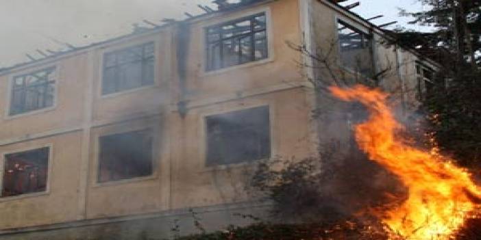 Trabzon'da yakılan anız 70 yıllık evi küle çevirdi