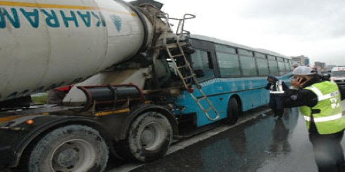 Halk otobüsü beton mikserine çarptı