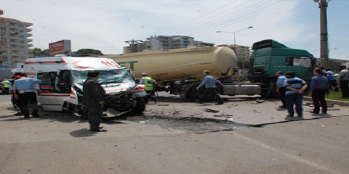 Ambulans yakıt tankeriyle çarpıştı: 5 yaralı