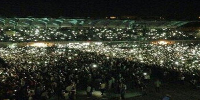 Konser sırasında ışıklar kapandı ve!