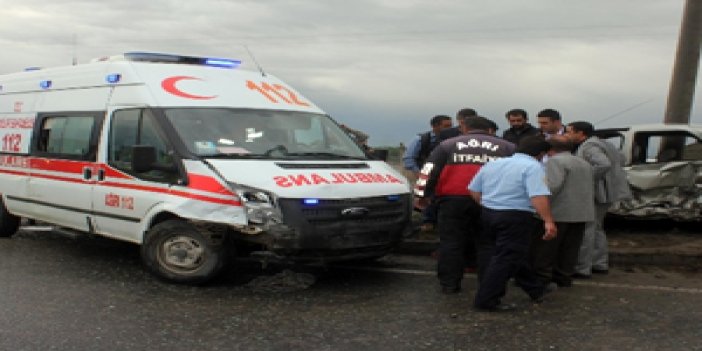 Ambulans kaza yaptı: 3 yaralı