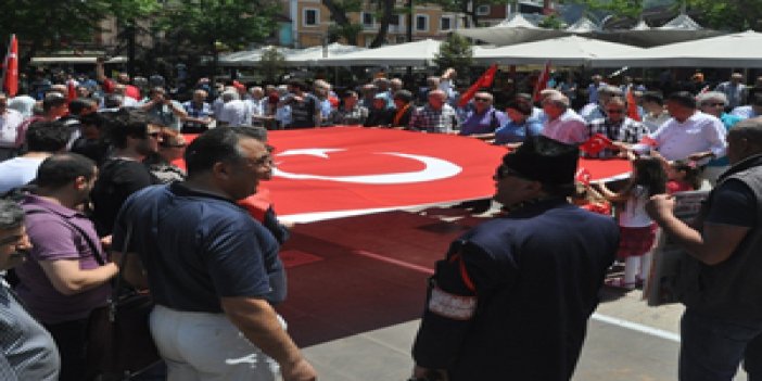 Trabzon'da bayrak protestosu!