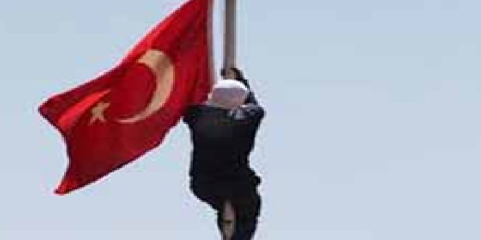 Türk Bayrağını İndiren yakalandı