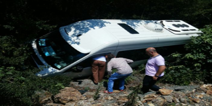 Trabzon'da kaza! Minibüs devrildi