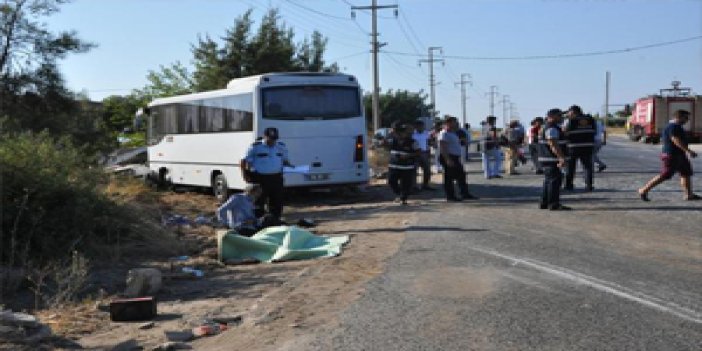 Minibüsle otomobil çarpıştı 3 ölü 10 yaralı
