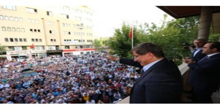 Davutoğlu "Başbakan" tezahüratlarıyla karşılandı