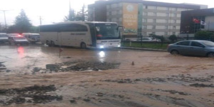 Yağmur ve dolu Trabzon'u vurdu