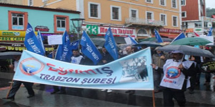 Trabzon'da öğretmenler yağmur dinlemedi!