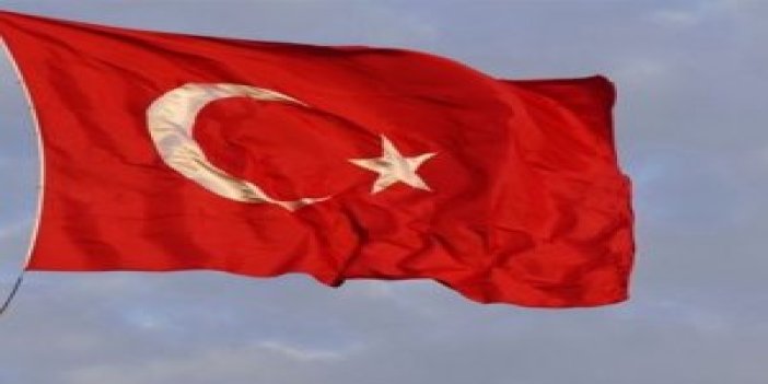 Türk bayrağını indirmeye çalıştılar