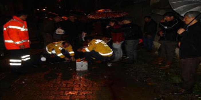 Trabzon'da kamyonet devrildi