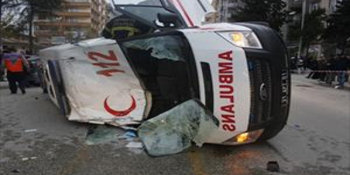 Ambulans takla attı: 3 yaralı