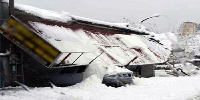 Trabzon'da kardan çatılar çöktü