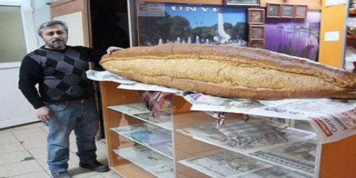 Sivaslı fırıncı boyundan büyük ekmek üretti