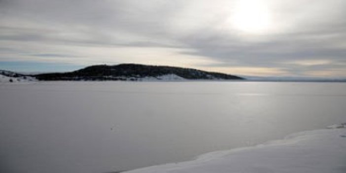 Gümüşhane'de göl buz tuttu