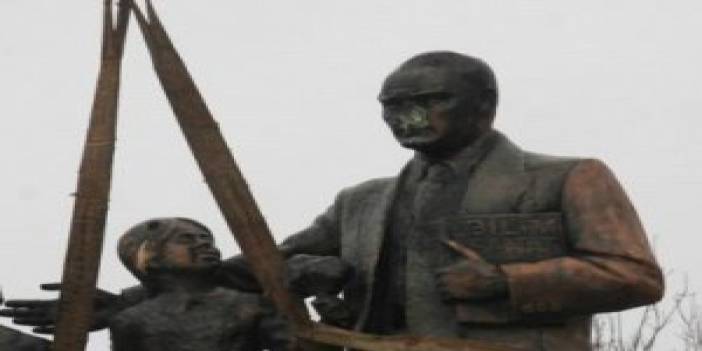 Atatürk heykeli kaldırdılar