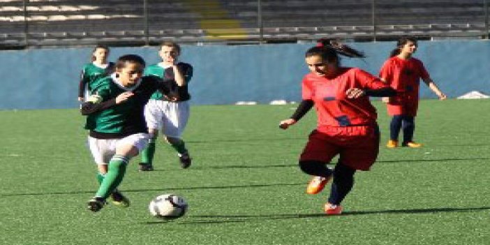 Trabzon'da kızlar futbol turnuvası başladı