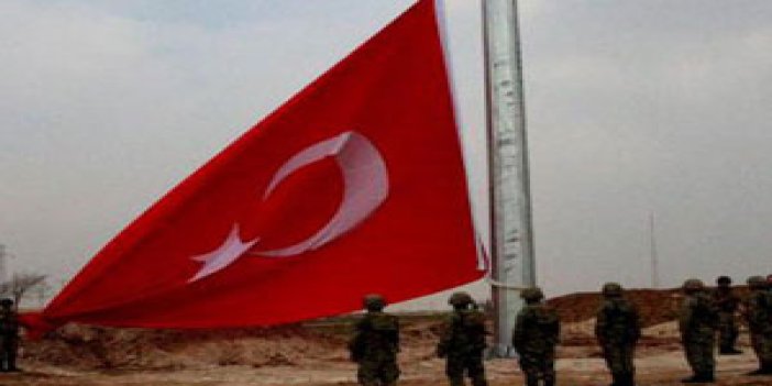 Kobani sınırına DEV Türk bayrağı