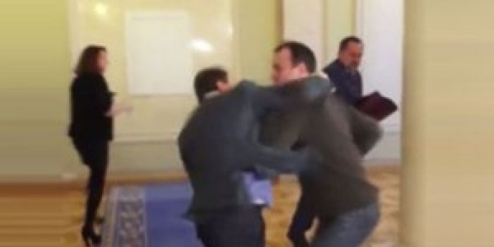 Ukrayna'da vekiller yumruk yumruğa kavga etti