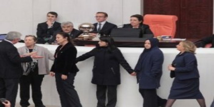 AK Partili kadın vekillerden zincirli koruma