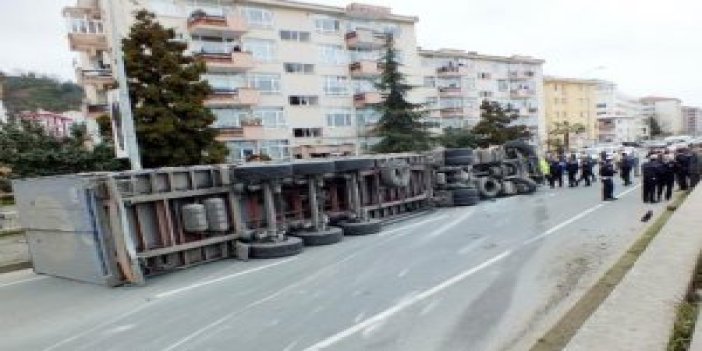 Trabzon yolunda  tır devrildi