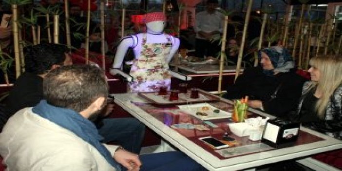 Konya'da kafede çay servisi yapan robot