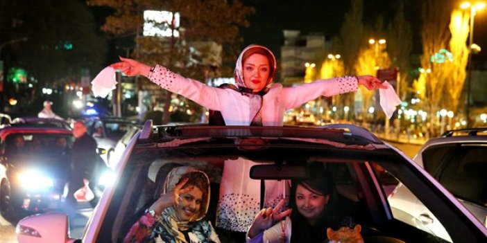 İran'da halk sokağa döküldü!