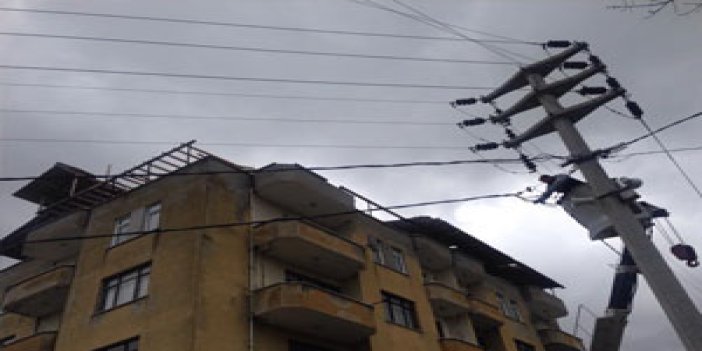 Trabzon'da rüzdar çatıyı uçurdu