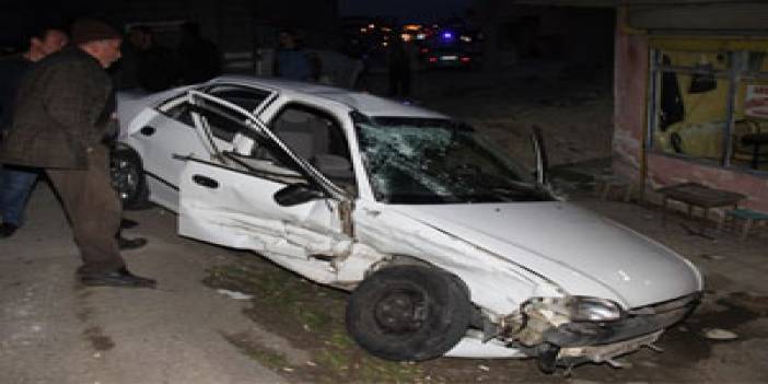 Otomobil ile Kamyonet çarpıştı: Ölü ve yaralılar var 22 Nisan 2015