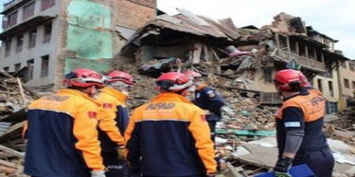 Nepal polisinden depremzedeye: Türklere gidin