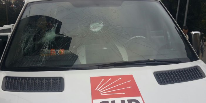 Trabzon'da CHP seçim aracına taşlı saldırı