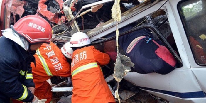 Çin'de otobüs kazası: 35 ölü
