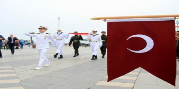Atatürk’ü temsil eden bayrak karaya çıkarıldı
