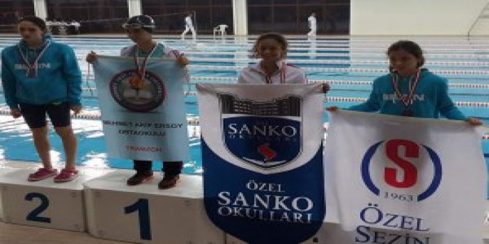 Rize'de okullararası yüzme yarışmaları