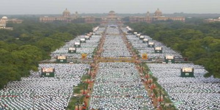 Başbakan 35 bin kişiye yoga yaptırdı