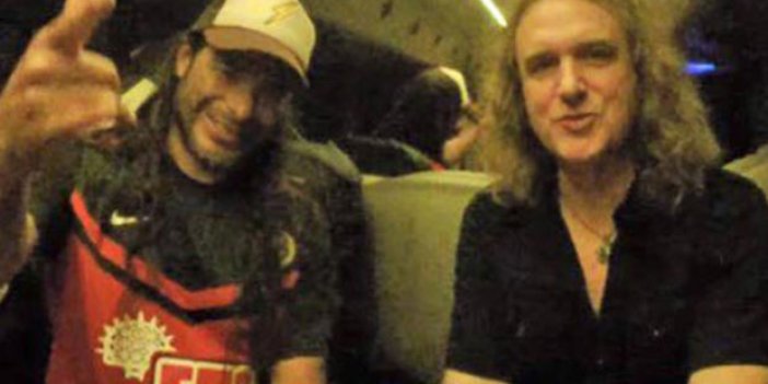 Metallica'nın bas gitaristi Robert Trujillo, Es Es forması giydi