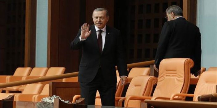 Erdoğan'ı gördüler ayağa kalkmadılar
