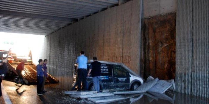 Kastamonu'da kamyonet alt geçit duvarına çarptı