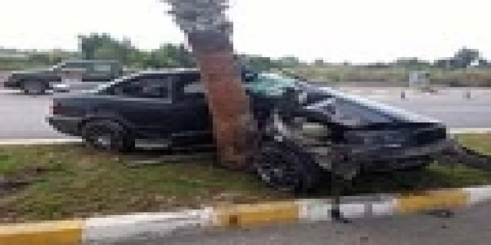 Antalya’da ağaca çarpan otomobil hurdaya döndü: 1 yaralı