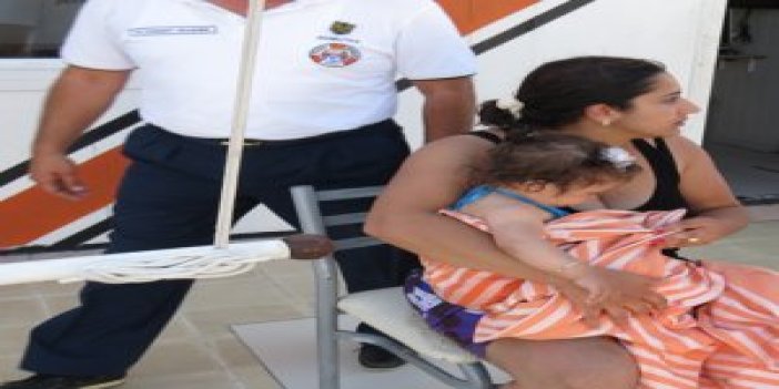10 aylık çocuk simitle denize sürüklendi