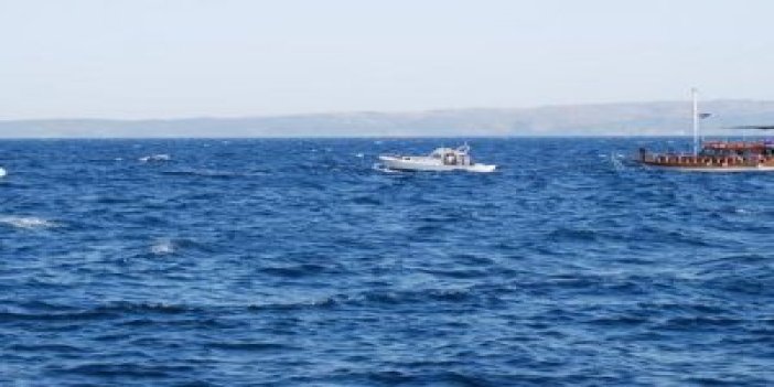 Kayalıklara sürüklenen tekne son anda kurtarıldı